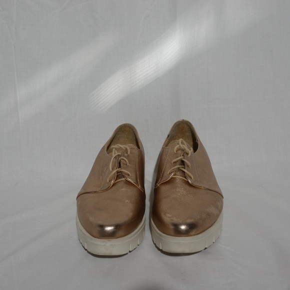 DOROTHY GAYNOR Metallic Rose Gold Laced Oxfords with White Platform Lugg Soles - Picture 6 of 8